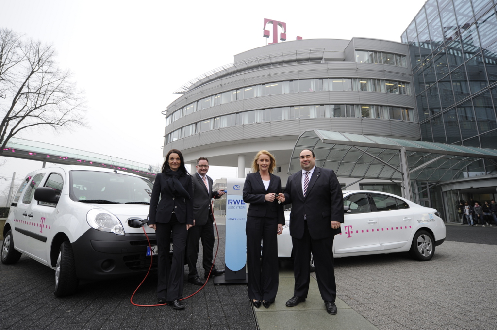 Renault übergibt Elektrofahrzeuge an Telekom