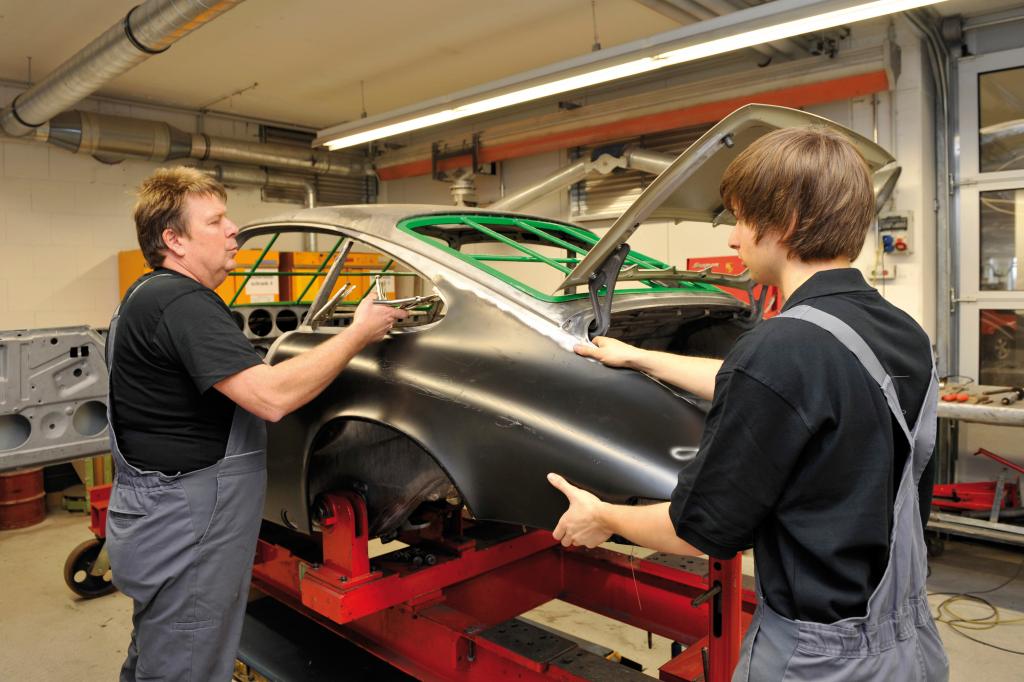 Restaurierung eines 911 bei Porsche Classic.