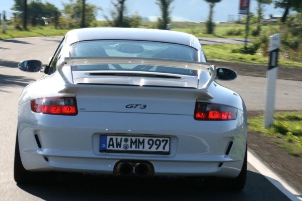 Spoiler in der Kritik - Abgaswolken vernebeln Passanten