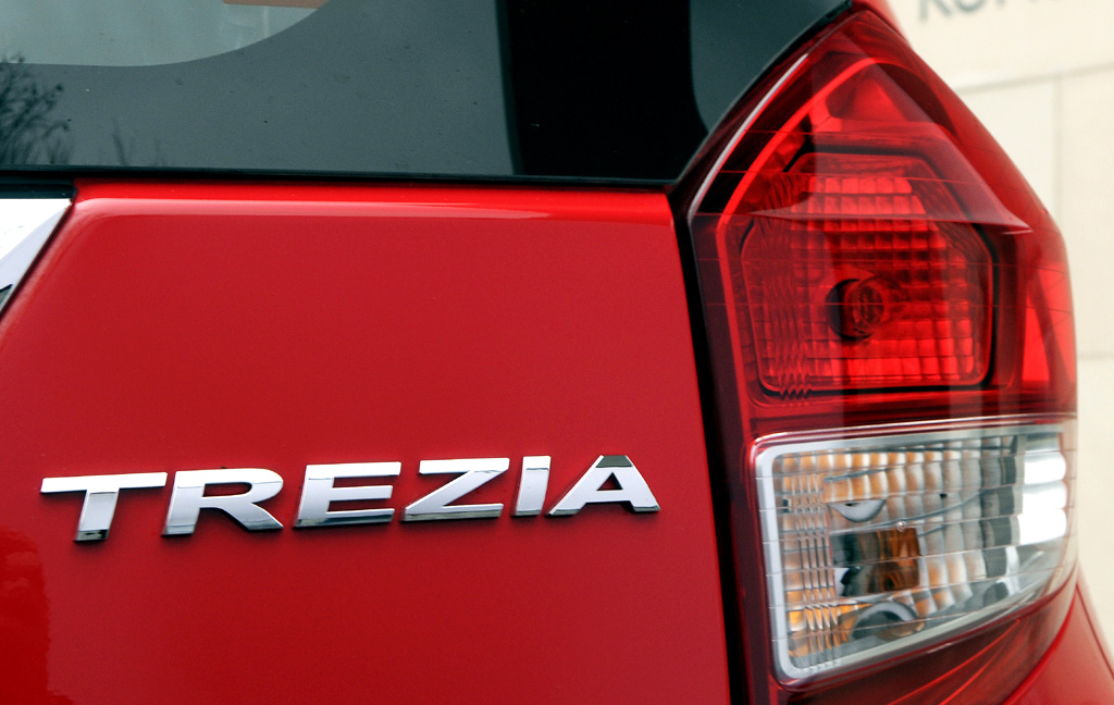 Subaru Trezia: Moderne Leuchteinheit hinten mit Modellschriftzug. 