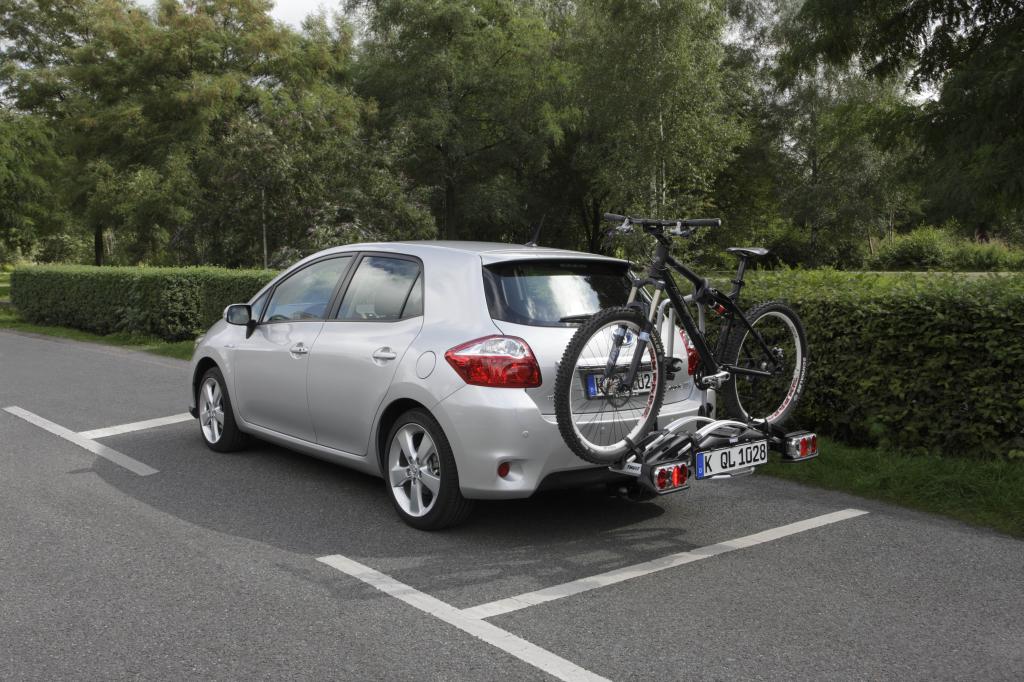 Toyota Auris HSD mit Fahrradträger Thule Euro Click G2.