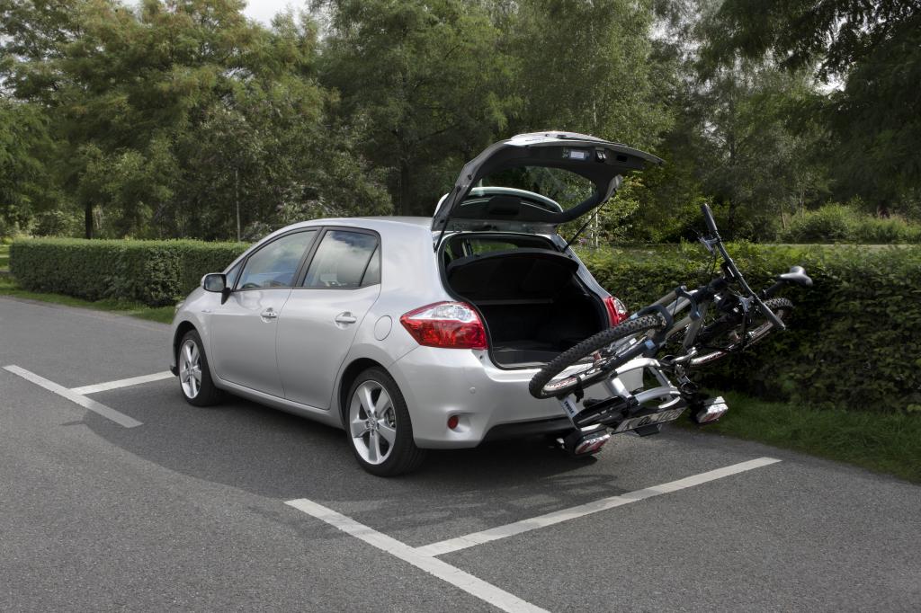 Toyota Auris HSD mit Fahrradträger Thule Euro Click G2.