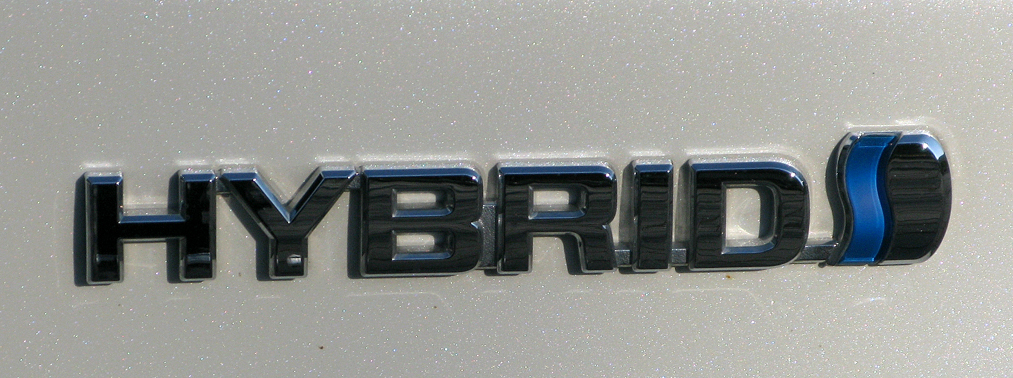 Toyota Prius: Antriebsschriftzug auf der Seite. 