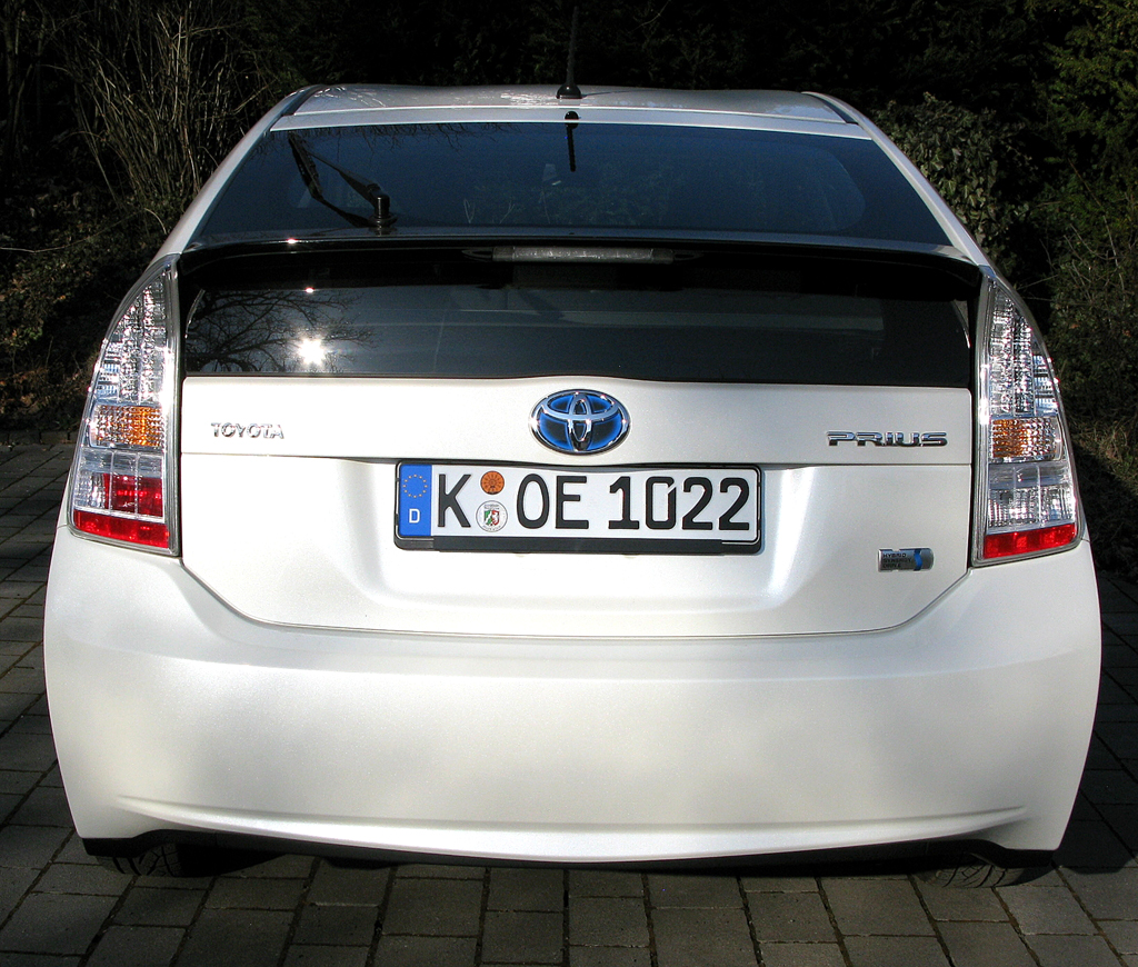Toyota Prius: Blick auf die Rückseite der Schrägheck-Limousine. 