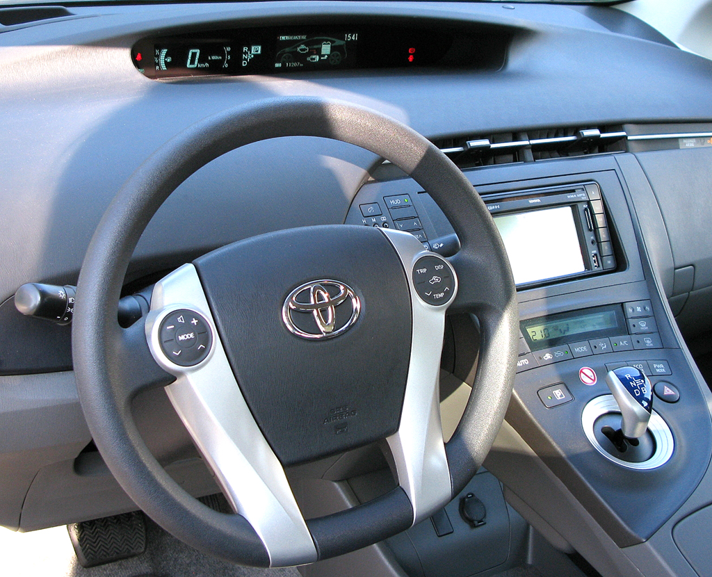 Toyota Prius: Blick ins Cockpit, der E-Shift-Wählhebel sitzt griffgünstig auf der Mittelkonsole. 