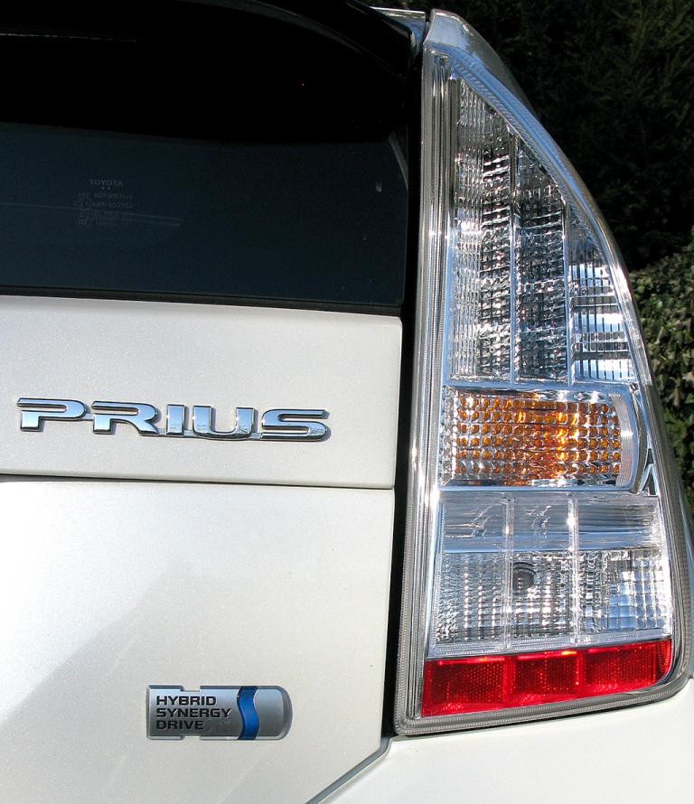Toyota Prius: Hochformatige Leuchteinheit hinten mit Modellschriftzug und Antriebslogo. 