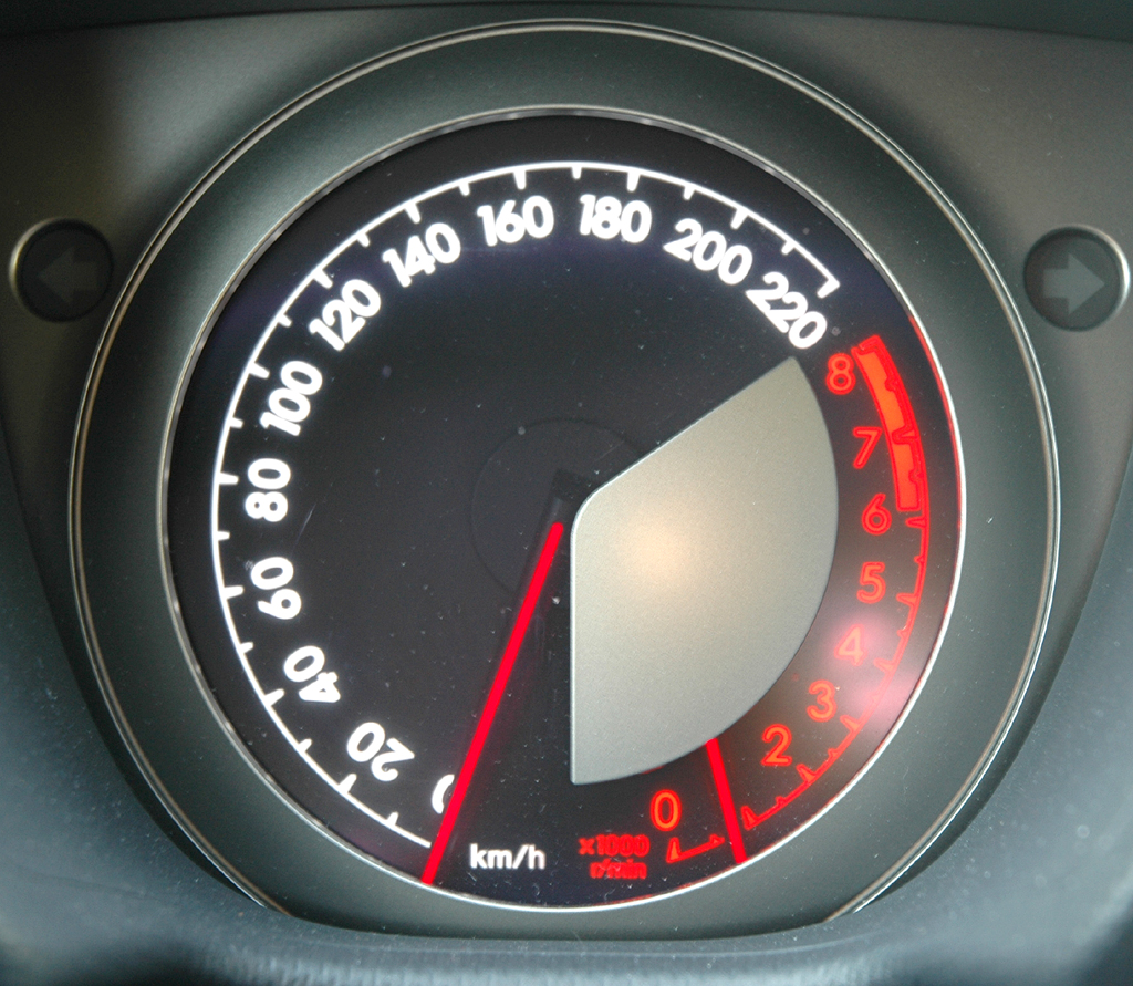 Toyota Urban Criuser: Blick auf das zentrale Rundinstrument. 