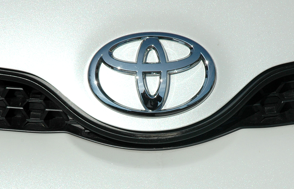 Toyota Urban Criuser: Das Markenlogo sitzt vorn auf der Motorhaube. 