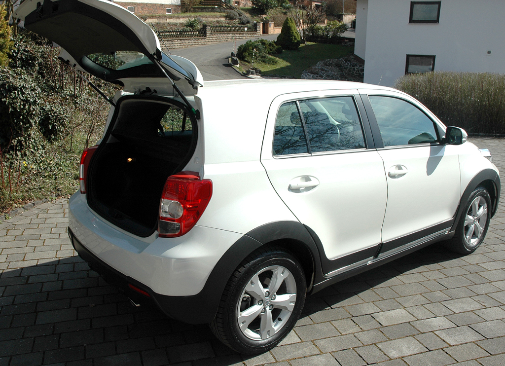 Toyota Urban Criuser: Ins Gepäckabteil passen gut 310 bis fast 750 Liter hinein. 
