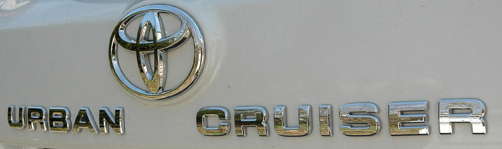 Toyota Urban Criuser: Markenlogo und Modellschriftzug auf der Heckklappe. 
