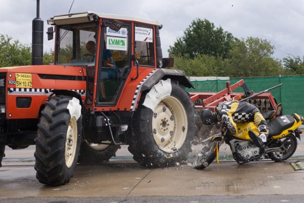 Traktor: Unterschätzte Gefahr für Motorradfahrer 