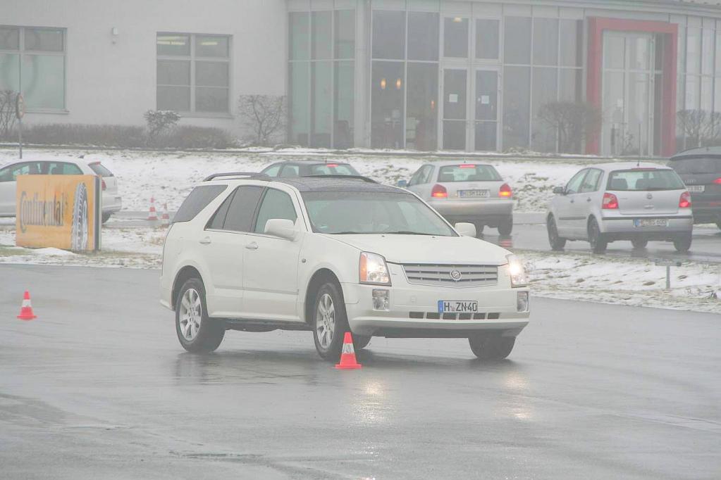 Trotz schlechten Wetter Spaß am Fahrsicherheitstraining beim ADAC: Wedeln im Nebel.