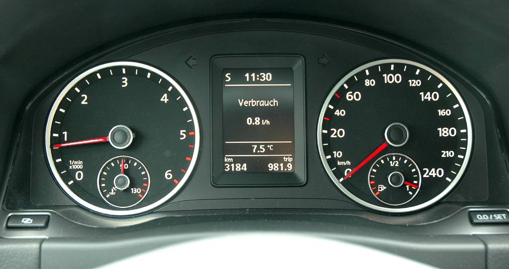 VW Tiguan: Blick durch den Lenkradkranz auf die Rundinstrumentierung. 