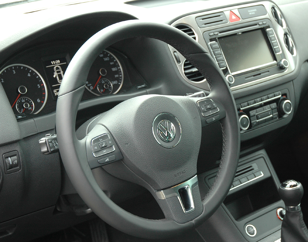 VW Tiguan: Blick ins übersichtlich gestaltete Cockpit. 
