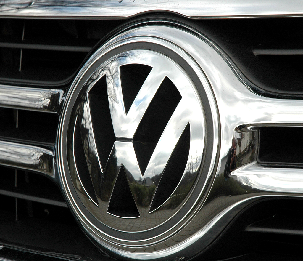 VW Tiguan: Das große Markenlogo sitzt mittig im Kühlergrill. 