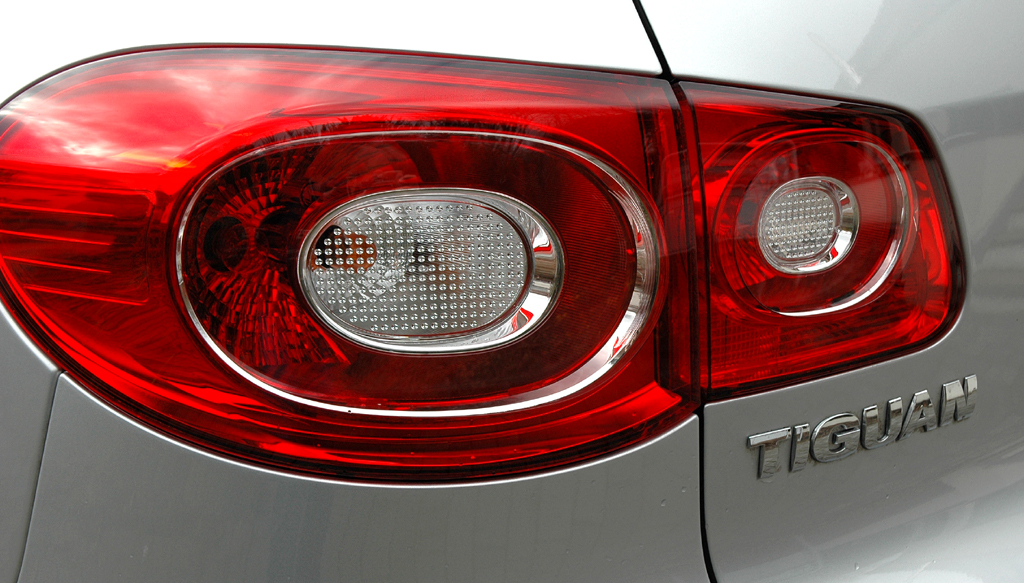 VW Tiguan: Moderne Leuchteinheit hinten mit Modellschriftzug. 