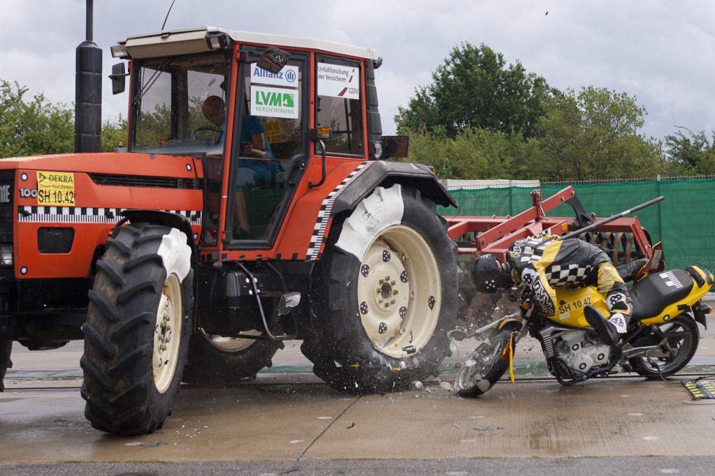 Wenn ein Motorradfahrer auf einen Traktor prallt, hat dies für den Biker fatale Folgen, wie ein Crash-Test der UDV zeigt. 