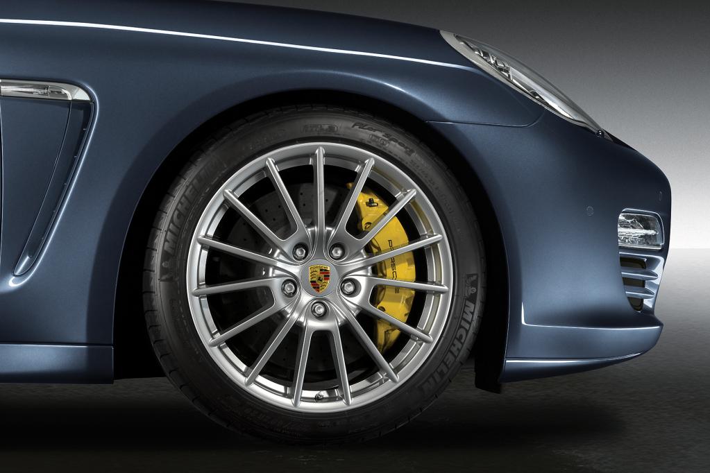 Zur Herstellung von Karbon-Keramik-Bremsanlangen wie beim Porsche Panamera leisten Chemiefasern unverzichtbare Dienste. 