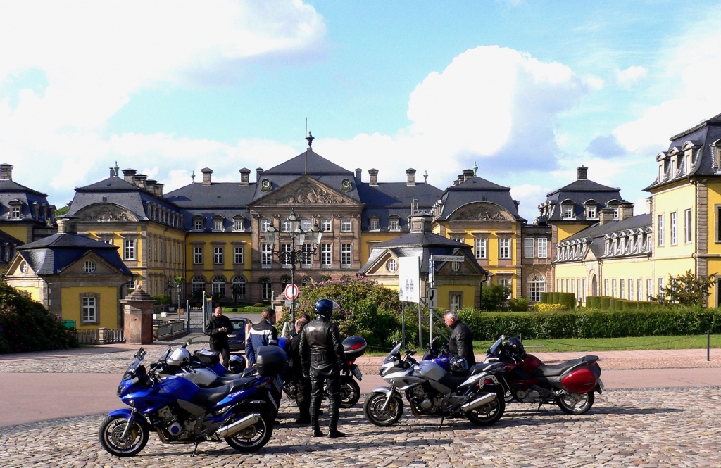 Zwischenstopp vor dem Barock-Schloss in Bad Arolsen.