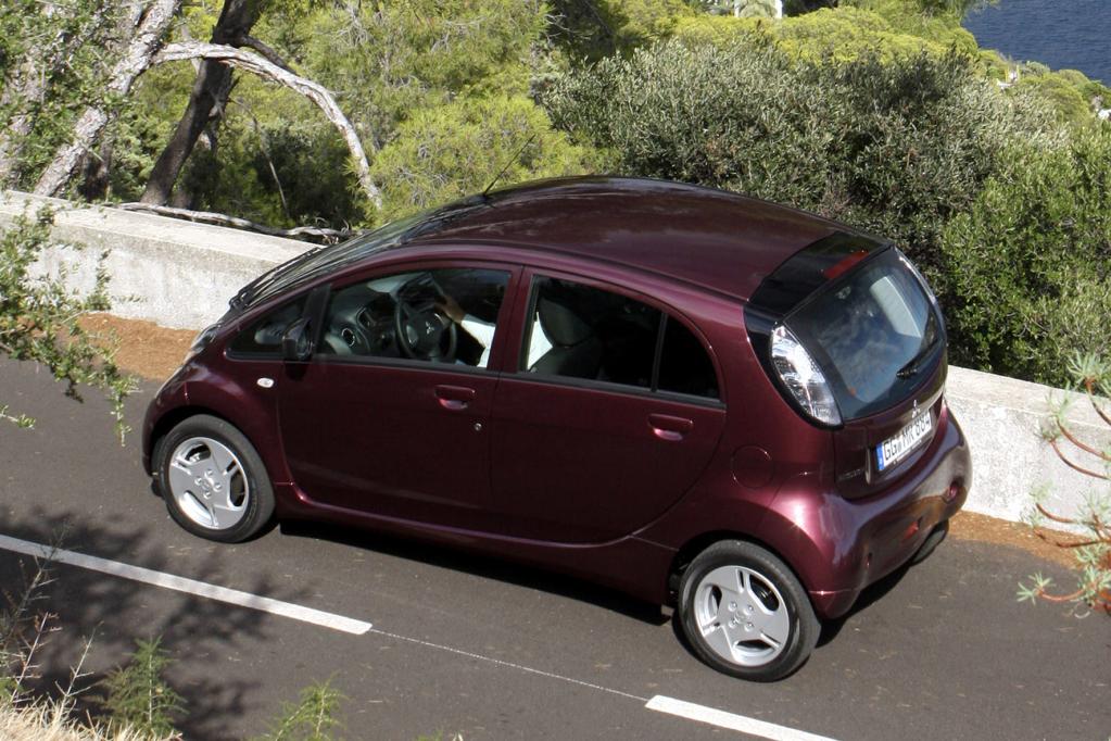 weiteres K.O.-Kriterium der Befragten: Ein Elektroauto soll nicht mehr als 15 000 Euro kosten. Aktuell auf dem Markt befindliche E-Autos wie der Mitsubishi i-MiEV sind zwar alltagstauglich, kosten aber mehr als das Doppelte. 