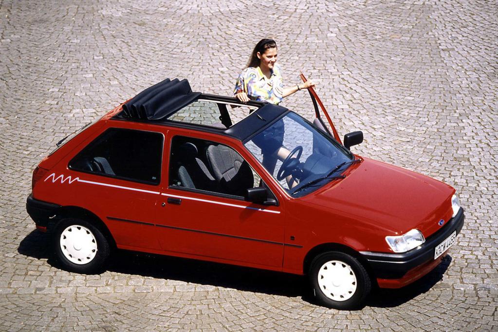 Über das Faltdach ließ der Kleinwagen die Sonne ins Wageninnere. 