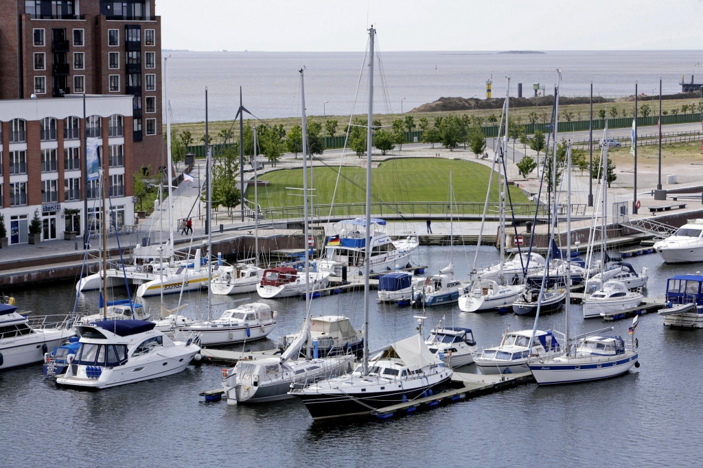 „imWasser Bootsschau“ Bremerhaven: Gebrauchtbootmarkt, matitimer Flohmarkt und Schleuseneröffnung