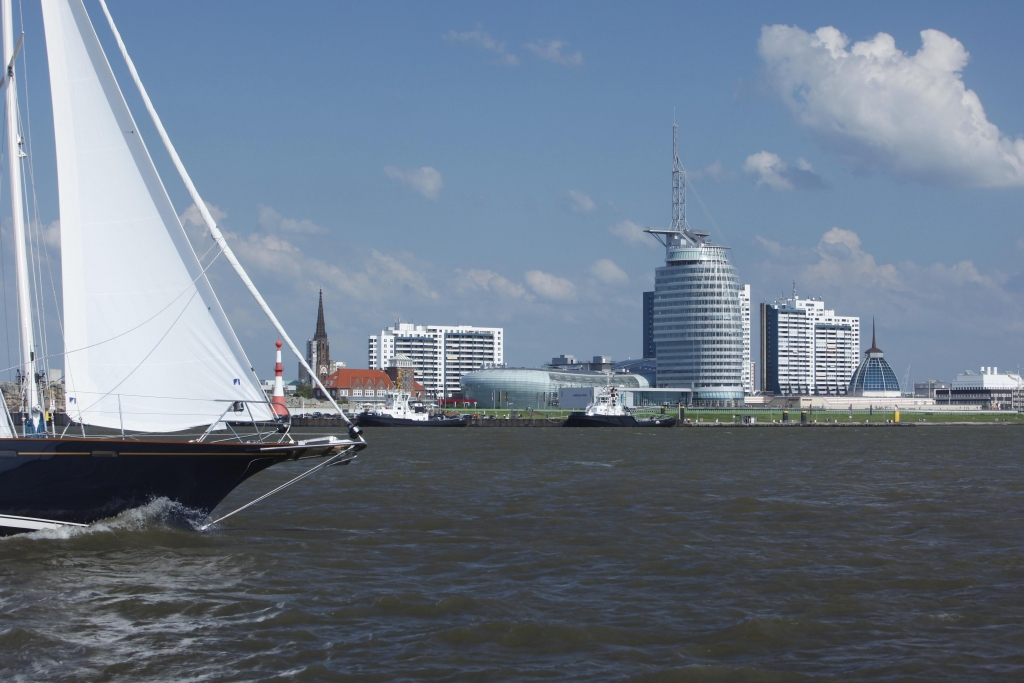 „imWasser Bootsschau“ Bremerhaven: Gebrauchtbootmarkt, matitimer Flohmarkt und Schleuseneröffnung