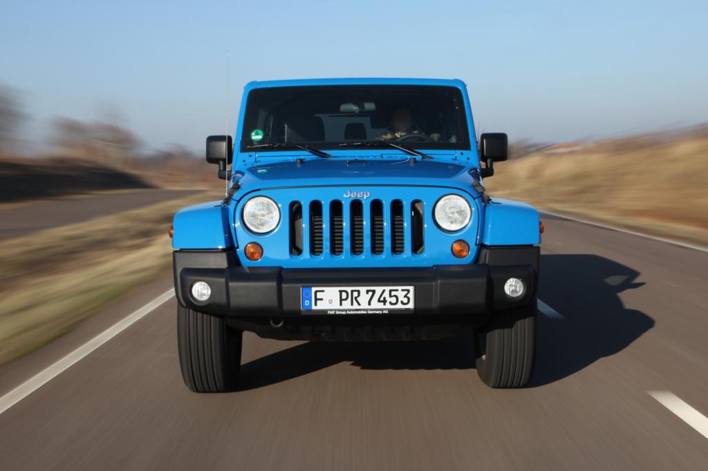 Auf Asphalt schlägt sich der Wrangler wacker