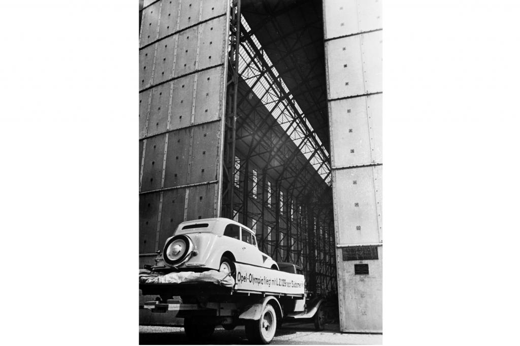 Auf dem Weg in die Zeppelinhallen