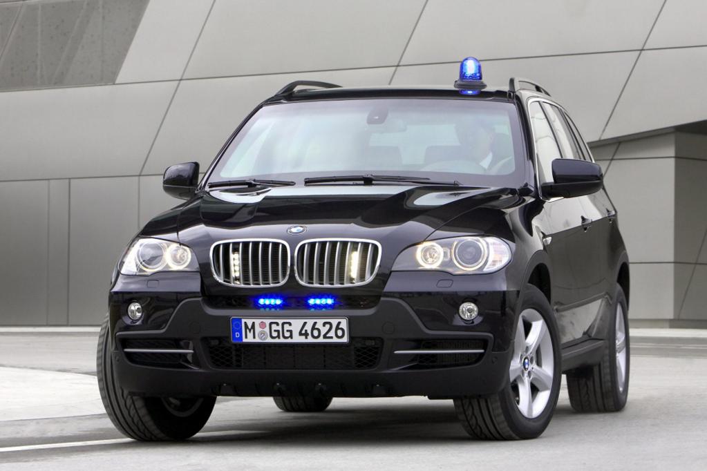 Auf der sicheren Seite ist man mit dem gepanzerten BMW X5. 