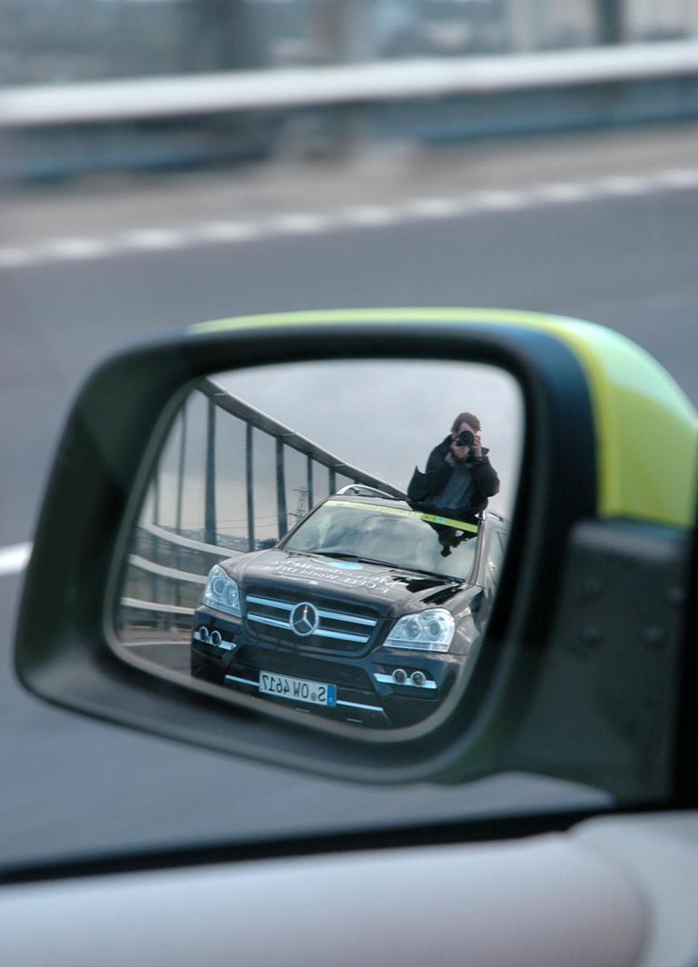Aus dem fahrenden Auto heraus werden auch beim World Drive die Fahraufnahmen gemacht.