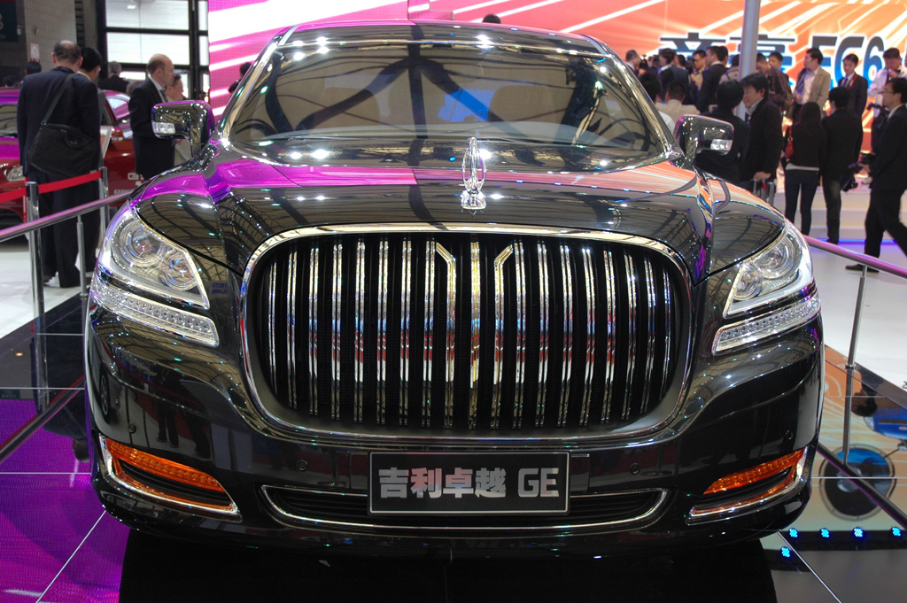 Autoschau Shanghai: Status und Luxus gehören auch in China dazu.