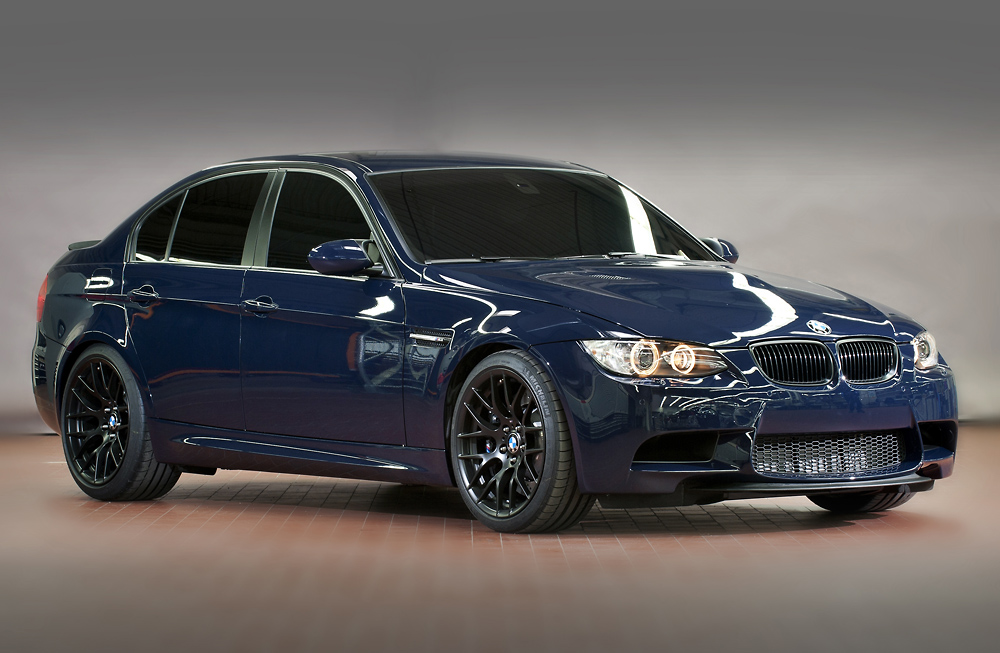 BMW bringt eine Sonderserie der M3 Limousine, die auf extremen Leichtbau setzt.