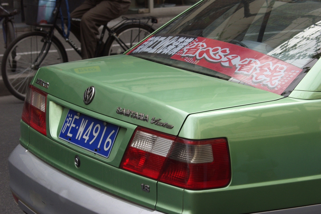 Bei der Personenbeförderung ist der Stadtverkehr fest in Hand der VW Santana-Taxis. Hier die 