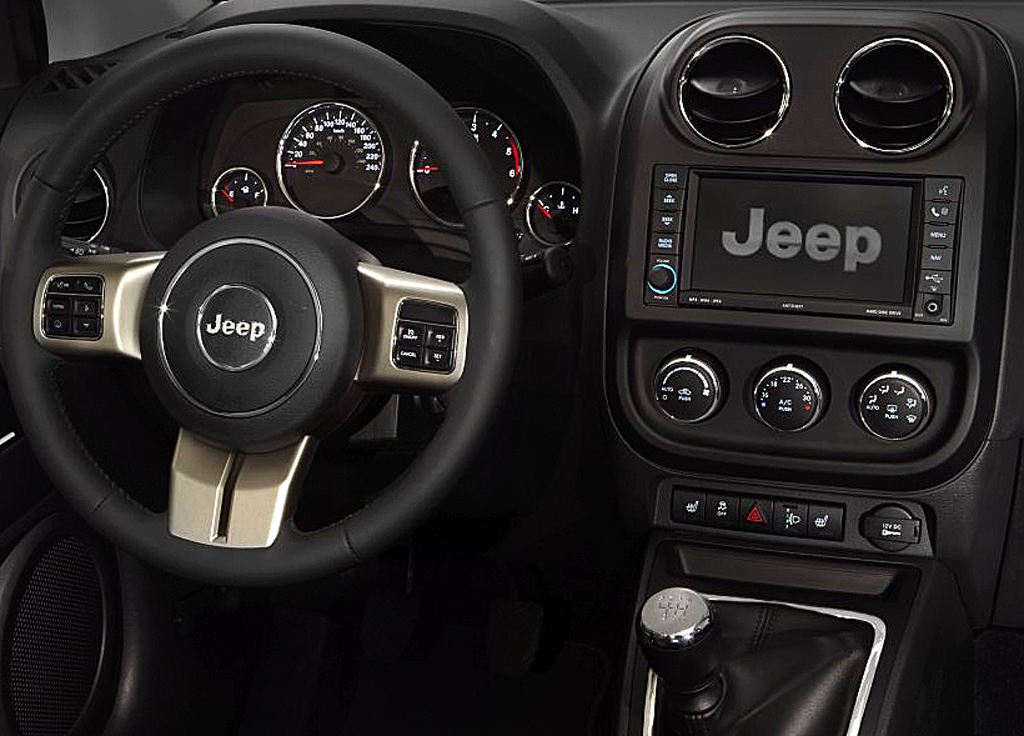 Blick ins insgesamt recht übersichtliche Compass-Cockpit. 