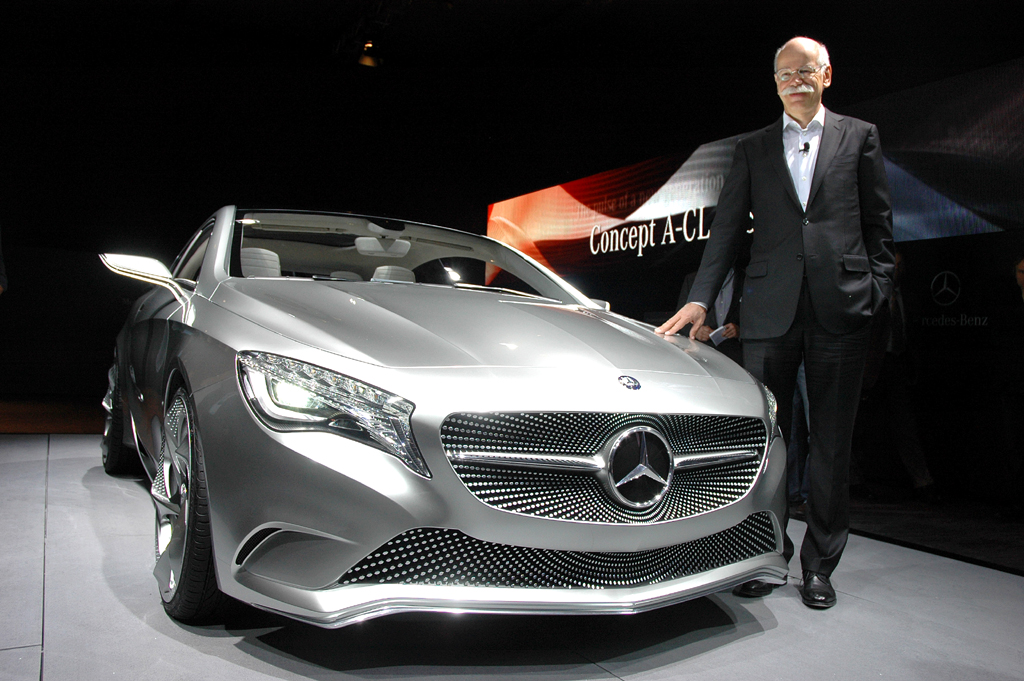 Daimler/Mercedes-Chef Dieter Zetsche neben dem neuen Concept A-Class ... 