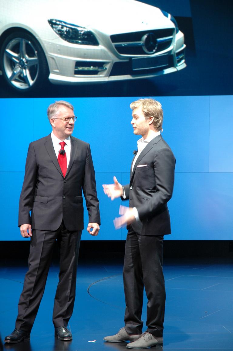Daimlers Nordostasien-Chef Ulrich Walker im Gespräch mit Formel-1-Rennfahrer Nico Rosberg. 
