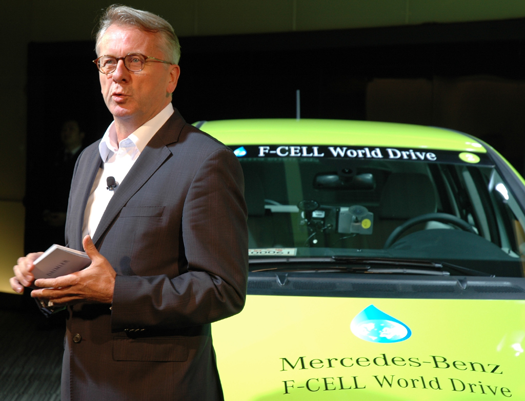 Daimlers Nordostasien-Statthalter Walker neben einer World-Drive-Brennstoffzellen-B-Klasse. 