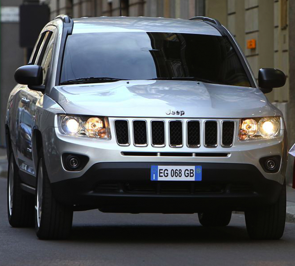Das Design baut inzwischen mehr auf dem größeren Luxusbruder Grand Cherokee auf. 