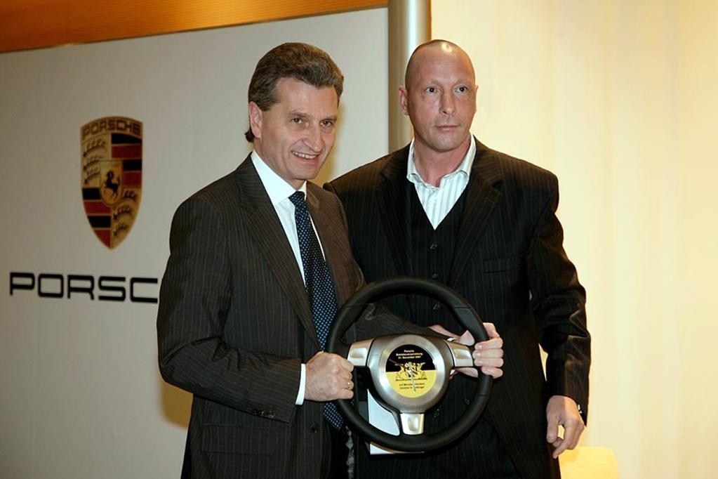 Das waren noch Zeiten: Porsche-Betriebsratschef Uwe Hück mit einem von Kretschmanns Amtsvorgängern, Günther Oettinger (CDU). Unter dem designierten grünen Ministerpräsidenten könnte es zu deutlich mehr Reibereien kommen. 
