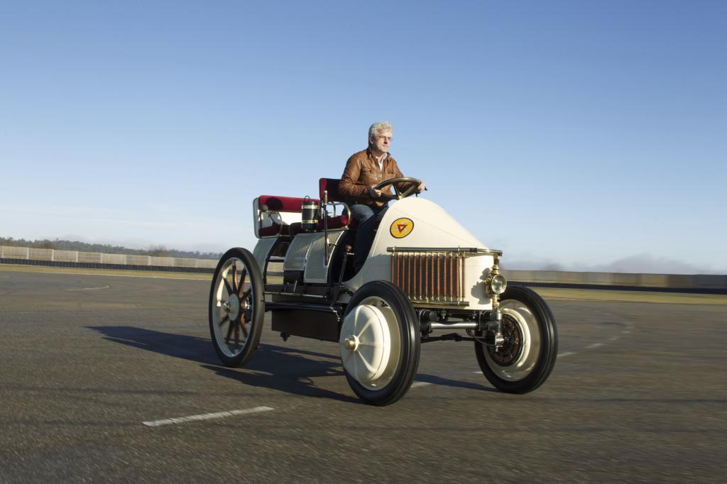 Der Lohner-Porsche „Semper Vivus“ wird im Porsche-Museum gezeigt.