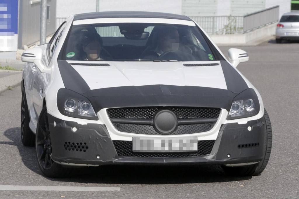 Die 2012er Generation des Mercedes SLK konnte schon mehrfach gestellt werden. Mit dem SLK 55 AMG ist uns nun der jüngste Bolide der hauseigenen Tuningschmiede ins Netz gegangen. | fotos: lehmann photo-syndication