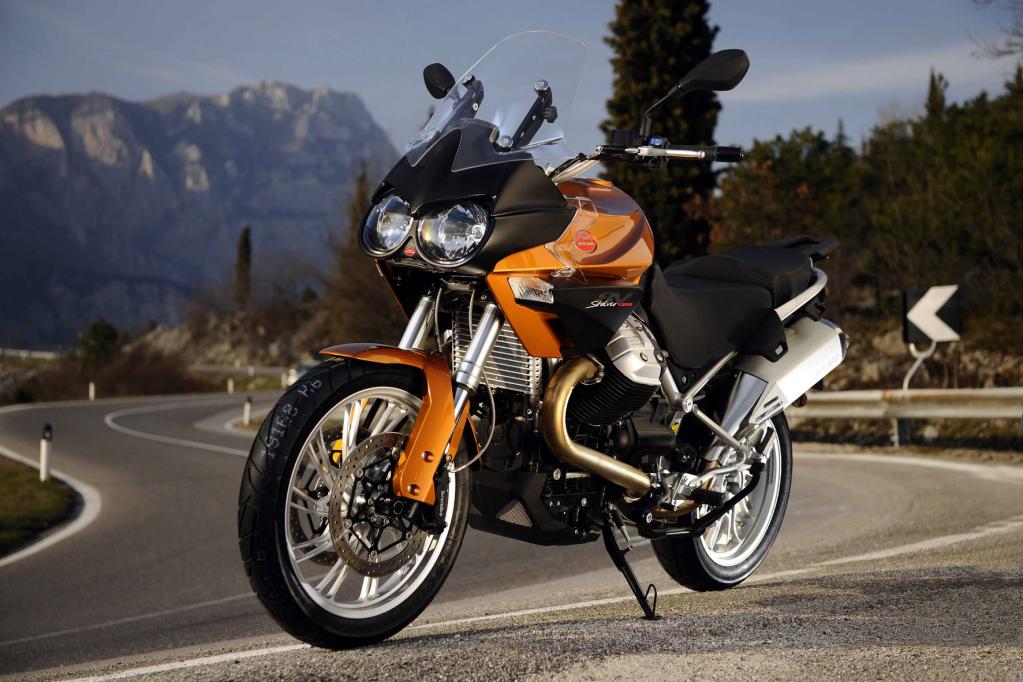 Die Moto Guzzi Stelvio ist eine imposante Erscheinung. 