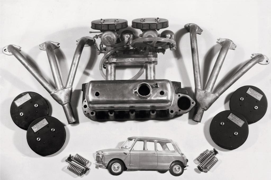 Die Motorteile des Mini auf einem alten Werksfoto