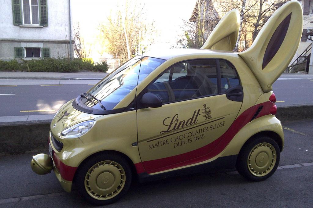 Die Schokoladen-Firma hat eine kleine Flotte von Goldhasen auf die Straße geschickt