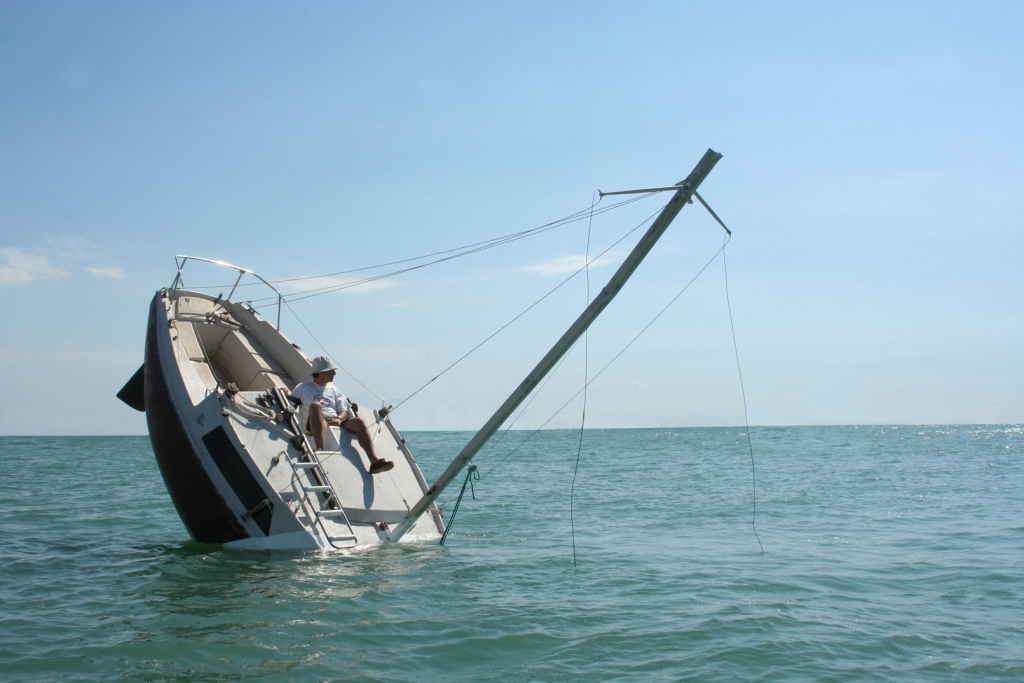 Die sinkender Yacht zieht alle Blicke auf sich, Foto: Julien Berthier 