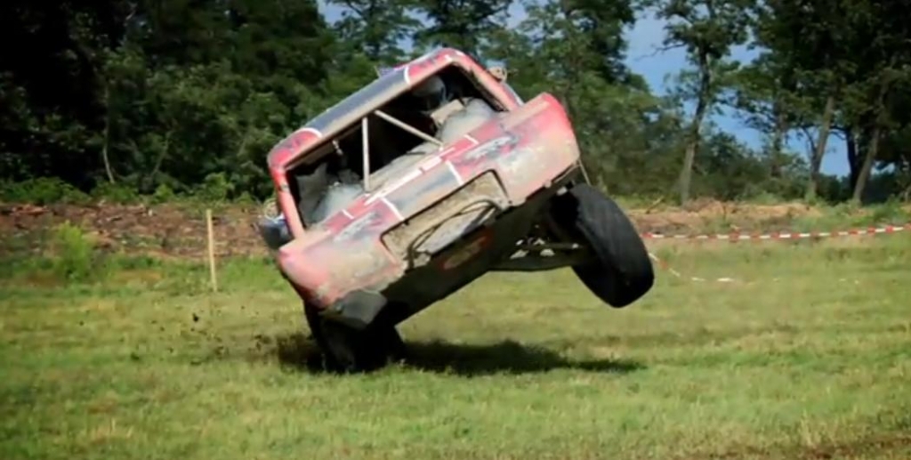 Einen Trophy Truck auf zwei Rädern balancieren? Kein Ding für BJ Baldwin!