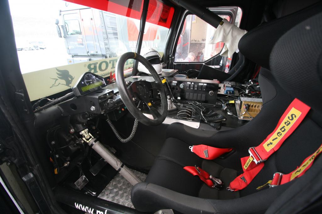 Eng geht es im Cockpit zu