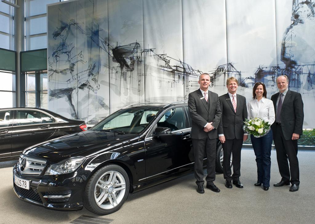 Erstes Mercedes-Benz C-Klasse T-Modell an Kundin übergeben