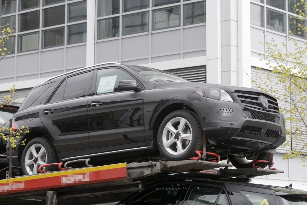 Erwischt: Erlkönig Mercedes ML – Mercedes wird verladen